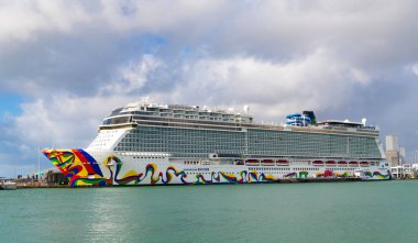 Miami, Florida, ABD - 03 Kasım 2024: Norveç yolcu gemisi yolculuğu. Yaz tatilinde gemi turu. Norveçli gemi şirketi. Gemi turu ve deniz seyahati. NCL gemisi. Seyahat kavramı.