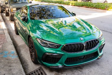 Miami, Florida, ABD - 05 Nisan 2025: BMW IX elektrikli SUV açık havada park edilmiş. Beyaz renkli araba, köşe manzaralı. 2025 BMW xDrive50 lüks elektrikli arazi aracı. Elektrikli geçiş aracı BMW IX xDrive50.