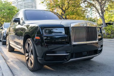 Miami, Florida, ABD - 17 Nisan 2025 Araba Rolls Royce Cullinan dışarıda park halinde. Siyah araba, köşe manzaralı. 2019 Rolls Royce Cullinan lüks SUV arabası. Lüks SUV arabası Rolls Royce Cullinan.