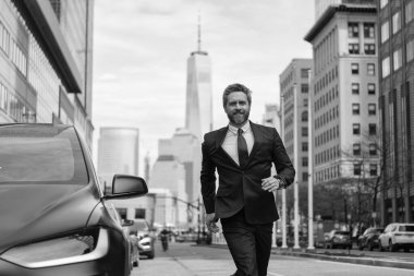 Krupiye başarısı. Araba galerisi. Perakende işadamı. Araba sigortacısı. Yeni araç almak ya da satmak. Garanti ya da garanti. Müşteri ya da satıcı. Lüks bir bayilik. Araba politikası.