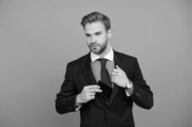 Başarılı bir iş adamı. İş iletişimi. Adam iş telefonuna cevap veriyor. Kendine güvenen bir iş adamı. CEO her zaman iletişim için telefon kullanır. İşadamı Grey 'de izole edilmiş. Ofis yöneticisi.