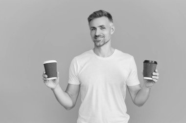 Sabahları kafeinsiz kahve ya da çay içen olgun bir adam..