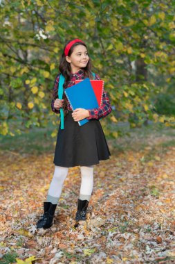 Bilgi ve eğitim. Bilgi toplama günü. Sonbaharda okul ödevi yapan kız. Okula dönelim. Sonbaharda ödevleri olan genç bir kız. Öğrenci ev ödevi yapıyor. Okul eğitimi, dışarıda bir kız. 1 Eylül.