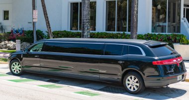 Miami, Florida, ABD - 21 Nisan 2025: Lincoln MKT 2014 Limuzin Aracı. Lüks limuzin Lincoln MKT. Araba Lincoln MKT Limuzin yolda. Siyah bir limuzin, nadir bir manzara..