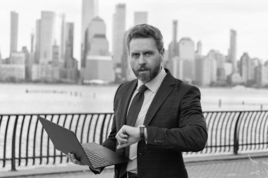 İş görüşmesi için son gün. Başarılı iş adamı zamanı kontrol ediyor. İş adamı New York 'ta dışarıyı kolaçan ediyor. İş adamı geç kalıyor. Kol saatinde dakik adam zamanı kontrol ediyor. Performansı optimize et.