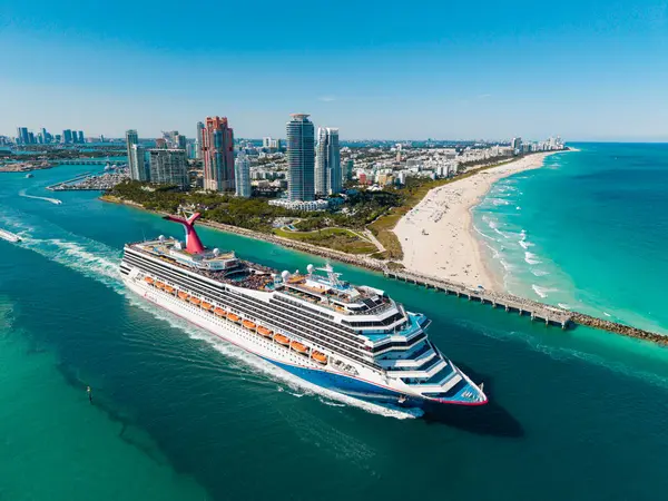 Miami, Florida, ABD - 21 Mart 2025 Yaz Tatili Gezisi. Karnaval yolcu gemisi. Gemi seyahati. Gemi Miami sahil limanından ayrılıyor. Karnaval Fetih yolcu gemisi yolculuğu. Seyahat tatili.