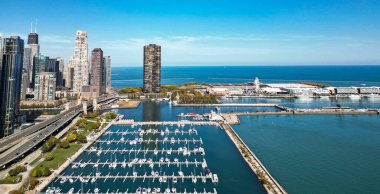 Gökdelen manzarası. Chicago şehir marinası. Chicago şehir merkezi ve marina silueti. Sonbahar şehri manzarası. Sonbahar şehri parkı olan şehir manzarası. Chicago şehir manzarası gökyüzü mimarisi. Marina Şehri.