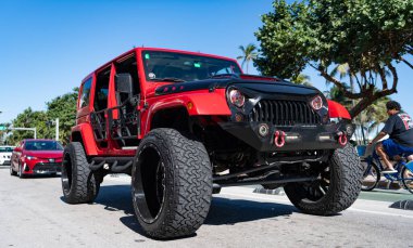 Miami, Florida, ABD - 23 Kasım 2024: Jeep Wrangler SUV arabası. Jeep Wrangler SUV tipi lüks bir araba. Jeep Wrangler 'ın arabası dışarıda park edilmiş. Jeep Wrangler, düşük açı görünümü.