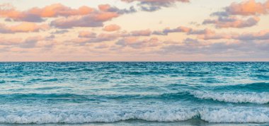 Yaz tatilinde gün batımı deniz manzarası. Deniz kıyısında gün doğumu. Denizde dramatik gündoğumu ufku. Günbatımı deniz manzarasında romantik bir yaz tatili. Okyanusta gün batımı.