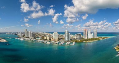 İkonik Miami kıyı şeridi. Miami 'nin ünlü silueti üzerinde bulutlu gökyüzü