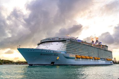 Miami, Florida, ABD - 16 Aralık 2024: Seas yolcu gemisi seferi senfonisi. Yaz tatilinde gemi turu. Royal Karayipler Uluslararası yolcu gemisi. Gemi turu. Lüks gemi gezisi..