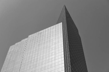 Perspektif şehir gökdeleni. Modern gökdelen binası. Metropolis 'teki mimari bina. Gökdelen perspektif görüntüsü. Ofis mimarisi konsepti. Modern ofis binasının mimarisi..