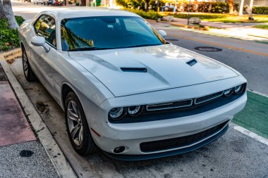 Miami, Florida, ABD - 07 Nisan 2025: lüks spor araba Dodge Challenger SXT. Dodge Challenger SXT dışarıda park halinde. Beyaz spor araba, köşe manzaralı. 2023 Dodge Challenger SXT spor araba.