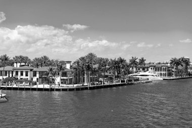 Tropik cennet tatil beldesinde yaz tatili. Yat iskelesi olan lüks bir yazlık villa. Yaz cennetinde tatil. Yazın lüks bir tatil köyü. Florida 'nın tropikal körfezine git. Sahne Sahili.