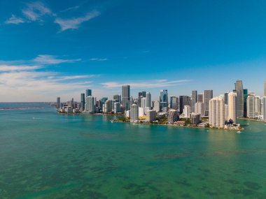 Brickell Miami şehir merkezinde. Miami şehir merkezinde, Florida 'da panoramik modern mimari. Miami ufuk çizgisi panoramik manzara. Brickell Key, ABD 'de gökdelenli şehir manzarası.