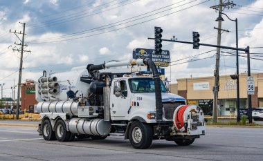 Park Ridge, Illinois, ABD - 17 Ağustos 2024: 2006 Sterling L9500 Vactor 2112-J6 hidrokazı kamyonu. Sterling L9500 kazı kamyonu. Sterling L9500 kamyonu yolda. Sterling kamyonu, yan görüş..