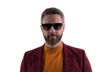 Yakışıklı İspanyol adam modayı takip ediyor. Erkekler için moda. Ceket ve güneş gözlüğü takan kendinden emin bir iş adamı. Erkek modası. Beyaz tenli şık bir adam..