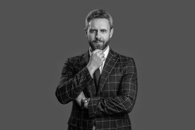 Takım elbiseli adam liderliği temsil ediyor. İş liderliği ve başarı. İşadamı lider koltuğunda. İş başarısı. Profesyonel lider CEO. Resmi takım elbise giyen bir iş adamı..