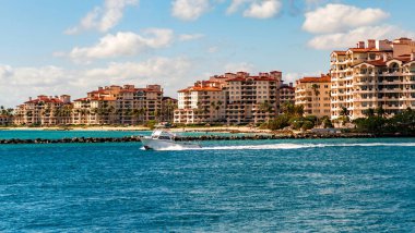 Yaz tatili. Fisher Adası Binası. Lüks motorlu tekne yatı. Yat marinaya gidiyor. Tekne ve yat gezisi. Lüks bir hayat. Fisher Adası 'ndaki lüks konut yatında..