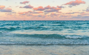 Yaz tatilinde bulutlu gökyüzü ve deniz manzarası. Deniz ufkuyla gökyüzü. Deniz doğarken sakin ufuk manzarası. Deniz manzarasında romantik yaz tatili gündoğumu. Deniz ufku manzarası. Deniz meltemi.