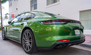 Miami, Florida, ABD - 20 Aralık 2024: Porsche Panamera 2019 Gran Turismo spor fastback otomobil. Porsche Panamera 'nın lüks arabası. Porsche Panamera 'nın arabası dışarıda park edilmiş. Porsche Panamera, köşe görünümü.