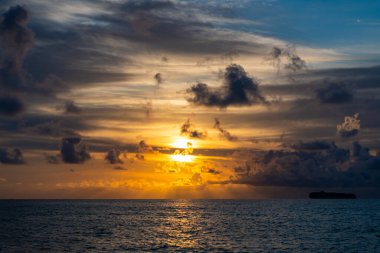 Yaz tatilinde bulutlu gün batımı gökyüzü ve deniz manzarası. Deniz gündoğumuyla gökyüzü. Deniz doğasında sakin bir ufuk. Deniz manzaralı romantik yaz tatili. Gün doğumu gökyüzü ufku. Deniz batımı manzaralı. Karayip Denizi.