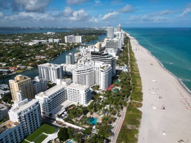 Güney Miami 'nin en iyi manzarası. Florida 'nın ünlü sahil şeridi. Gökdelenleri olan Miami gökdelenleri. Yazın Miami 'nin hava manzarası. Gökdelenleri olan Miami kıyısı