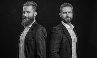 Papyonlu, erkek giyimli şık erkekler. İş etkinliğindeki iki iş adamı. Smokinli adamlar siyah üzerine izole edilmiş. Formalite icabı smokin giyen adamlar. Smokinli adamlar resmi kıyafet giyerler. Klasik zarafet..