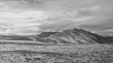 Dağ manzaralı bir yer. Manzara sonbahar kırsalında. Dağlı kırsal alan. Sonbahar dağ manzarası. İzlanda doğası. Doğayı, vadiyle birlikte dağların kırsalına düşür..