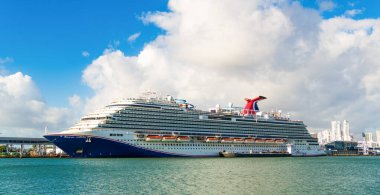 Miami, Florida, ABD - 03 Kasım 2024 Yaz Tatili Seyahati. Karnaval yolcu gemisi. Gemi turu ve deniz seyahati. Gemi Miami limanından ayrılıyor. Seyahat ediyorum. Karnaval Horizon gemi yolculuğu..