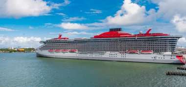 Lüks yolcu gemisi yolculuğunun havadan görünüşü. Gemi Miami sahil limanından ayrılıyor. Miami turu. Gemi seyahati. Yaz tatilindeki deniz yolculuğunun havadan görünüşü. Gemi turu ve deniz seyahati. Okyanus gezisi.