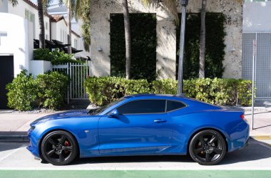 Miami, Florida, ABD - 11 Aralık 2024: 2016 Chevrolet Camaro Chevy metalik mavi araba. Lüks araba Chevrolet Camaro. Açık havada park etmiş metalik mavi Chevy Camaro. Chevrolet Camaro, köşe manzaralı..