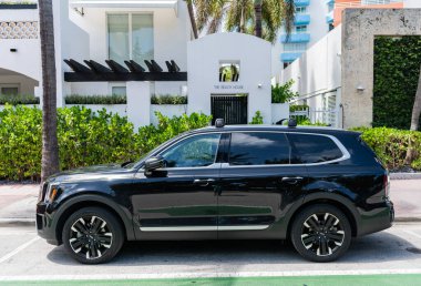 Miami, Florida, ABD - 02 Nisan 2025 Kia Telluride otomobili açık hava parkı. Siyah çapraz araba, yan görüş. 2024 Kia Telluride SX-Prestige arazi aracı. Lüks SUV araba Kia Telluride.