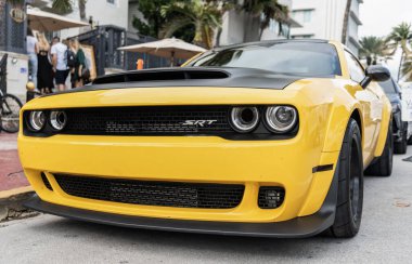 Miami, Florida, ABD - 25 Aralık 2024 Dodge Challenger SRT Şeytani spor yara izi sarısı siyah. Spor araba Dodge Challenger Demon. Araba Dodge Challenger SRT. Dodge Challenger SRT İblisi, köşe görünümü.