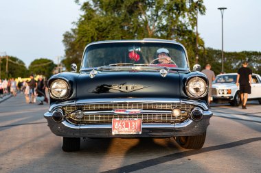 Park Ridge, Illinois, ABD - 22 Ağustos 2024: 1957 Chevy Bel Air üstü açık eski araba. Chevrolet Bel Air 'in siyah arabası. Chevy Bel Air. Otomobil fuarında park etmiş siyah bir araba..