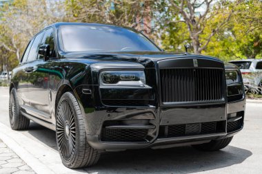 Miami, Florida, ABD - 08 Nisan 2025: Car Rolls-Royce Cullinan Black Rozeti dışarıda park halinde. Siyah araba, yan köşe manzaralı. 2023 Rolls Royce Cullinan lüks SUV arabası. Lüks SUV arabası Rolls Royce Cullinan.