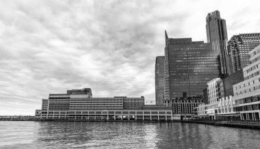 New York, Jersey City, ABD - 21 Aralık 2023: Hyatt Regency Jersey Şehri Hudson 'da gökdeleni ve gökdeleniyle birlikte. Metropolis Şehri.