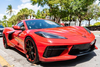 Miami, Florida, ABD - 18 Nisan 2025 Chevrolet Corvette C8 spor arabası. Lüks spor araba Chevrolet Corvette. Chevrolet Corvette dışarıda park halinde. Kırmızı Chevy spor arabası, üst manzara..