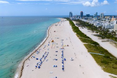 Miami kumsalının insansız hava görüntüsü. Miami Sahili 'nin ve okyanus dalgalarının geniş bir drone görüntüsü. Miami sahili yukarıdan çekildi