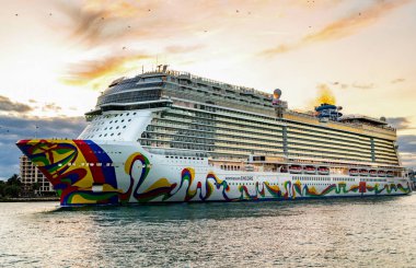 Miami, Florida, ABD - 23 Aralık 2024 Yaz Tatili Gezisi. Norveç yolcu gemisi. Gemi turu ve deniz seyahati. Gemi seyahate koyuluyor. Norveççe Tekrar Yolcu Gemisi Yolculuğu.