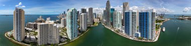 Miami 'de Brickell' in hava manzarası. Güneşli bir günde Miami 'nin göbeğinde. Miami Sahili ve Brickell 'in manzarası. Miamis Gökdelenleri. Brickell 'in ünlü simgeleri. Miami şehir merkezi manzarası