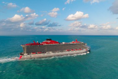 Miami, Florida, ABD - 28 Mart 2025 Seyahat acentesi turu. Cesur bayan yolcu gemisi yolculuğu. Gemi seyahati. Bakire Yolculukları. Bain Capital 'da. Gemi turu ve deniz seyahati. Tropikal hedef.