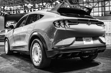 New York City, ABD - 27 Mart 2024: Ford Mustang Mach-E SUV elektrikli araba New York Uluslararası Otomobil Fuarı, nadir manzara.