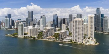 Brickell gökdelenlerinin hava görüntüsü. Miami şehir merkezinin modern manzarası. Kıyı şeridinin üstündeki Panoramik Miamis silueti. Miami 'deki Brickell Key hava görüntüsü. Miami 'nin manzarası. Miami Plajı ve Brickell