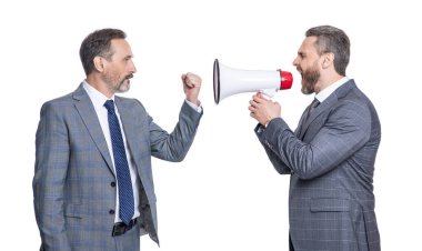 Hoparlörden bağıran bir işadamı. İşadamı tanıtımcıda anlaşmazlık var. İş adamı reklamını yapıyor. Reklam konsepti. İş fikri reklamı. karşıt.