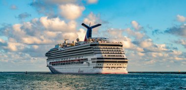 Miami, Florida, ABD - 10 Aralık 2024: Karnaval Gündoğumu yolcu gemisi yolculuğu. Yaz tatilinde gemi turu. Karnaval yolcu gemisi. Gemi turu ve deniz seyahati. Gemi Miami limanından ayrılıyor..