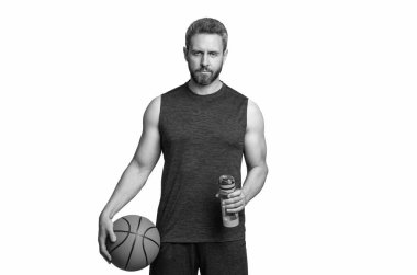 Spor şişeli basketbolcu. Sağlıklı bir yaşam tarzı. Vücutta su dengesi. Sporcu adam su içiyor. Sıvı yeterliliği. Susuz kalma. Susamış sporcu. Susamış adam su içiyor. Eylem planı.