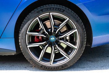 Miami, Florida, ABD - 13 Nisan 2025: BMW i4 M50 2023 elektrikli araba. Lüks elektrikli BMW M50. Araba BMW i4 model M50 elektrikli açık hava parkı. Mavi elektrikli araba, tekerlek manzaralı..