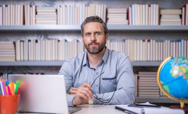 Okul dersinde bilgi. Sınıfta öğretmen. Öğretmenler günü. Bilgi günü. Okul eğitimi. Bilgi ve eğitim. Erkek öğretmen okulda. Öğretmen okula eğitim veriyor. Bilgi güçtür..