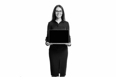 Dijital girişimci, serbest girişim üzerine çalışıyor. Dizüstü bilgisayarı olan bir iş kadını. İnternette çalışan bir iş kadını. İş başarısı. Beyaz tenli zarif bir iş kadını. Video çağrısı.